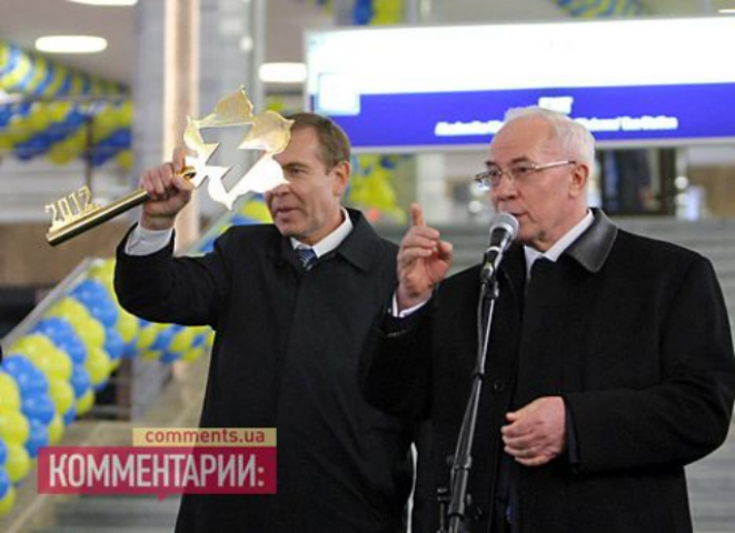 Станции метро Азарова за 3 млрд плесневеют и разваливаются. Фото