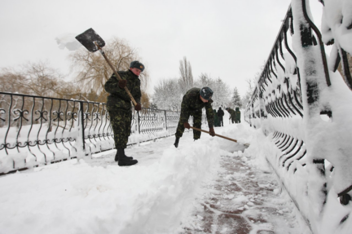Во вторник Украину будет засыпать снегом