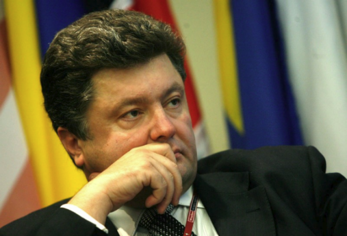 Порошенко считает нереалистичными экономические прогнозы Азарова