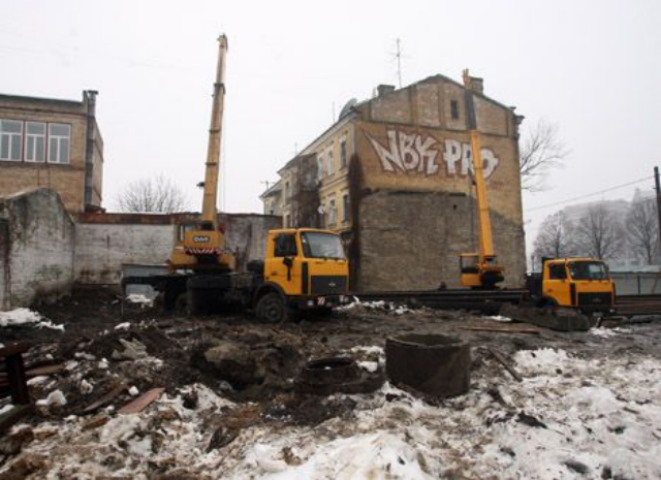 Скандальную стройку в Десятинном переулке превратили в «зону»