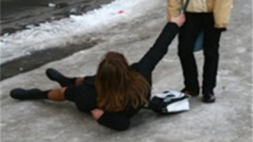 Попов пригрозил увольнениями за неубранный лед
