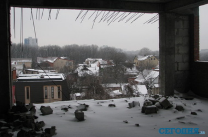 Житель Днепра решил сам "обезвредить" опасный недострой, чтобы на людей не падали кирпичи