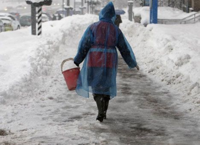 Азаров натравил министров и чиновников на обледеневшие крыши и тротуары 