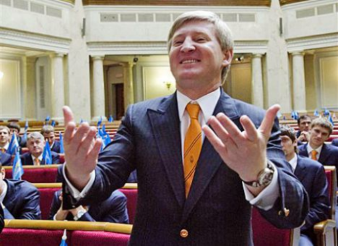 Ахметов подкрадывается к креслу Попова 