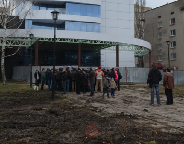 Одесситы вышли на митинг протеста против уничтожения деревьев в Аркадии. Фото