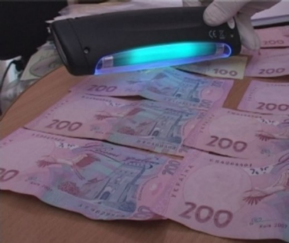 Чиновника из Севастополя задержали при получении 9 тыс. грн. взятки 