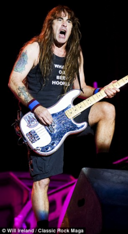 Басист группы Iron Maiden решает свой квартирный вопрос. Фото