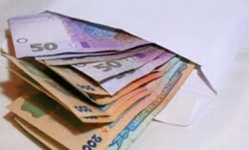 Янукович приказал Королевской "вытащить" зарплаты из конвертов