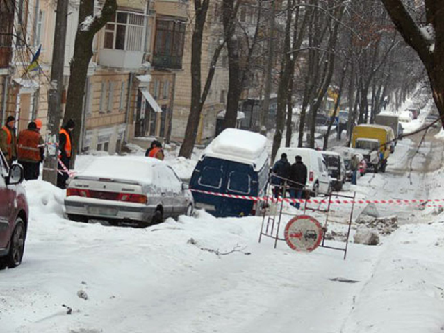 В Киеве из-за нерадивых водителей коммунальщики не могут чинить трубы