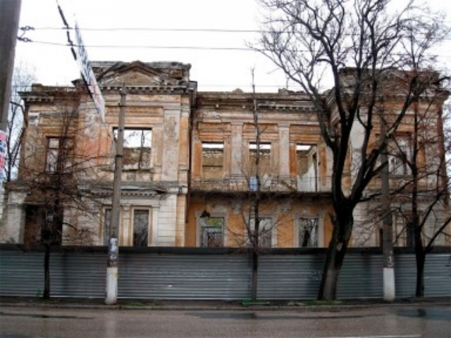 Знаменитый дом Арендта в Крыму рассыпается на глазах, а внутри здания - растут деревья. Фото