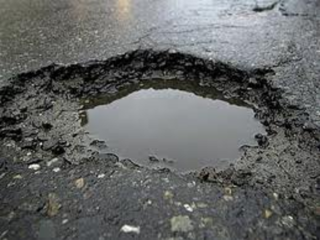 Хваленые киевские "евродороги" расползлись уже после первых морозов