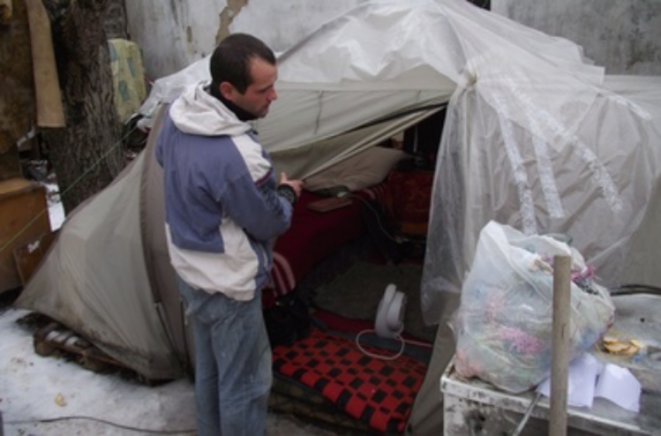 Крымским погорельцам люди сделали крышу - до этого муж с беременной женой жили в палатке