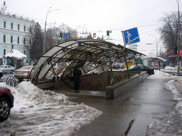 В Киеве над переходом висят обломки рухнувшей крыши. Фото
