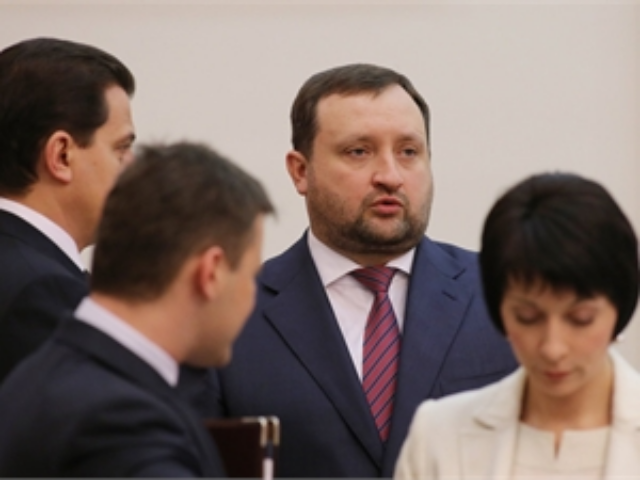 Кабмин выдал зарплату бюджетникам и грозит увольнениями чиновникам на местах 