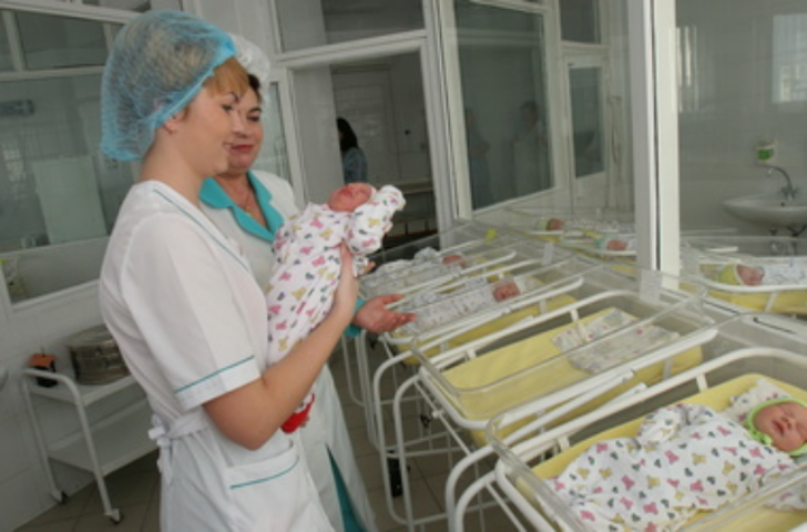 Малышам, рожденным в новогоднюю ночь, массово меняют дату рождения