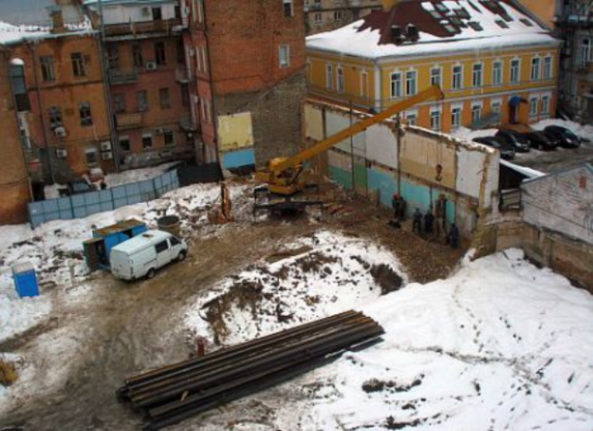 В канун Нового года на Десятинке закипела стройка. Фото