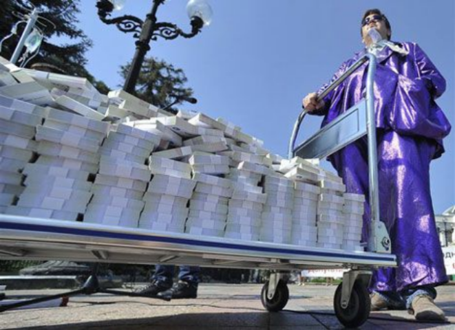 Азаров набрал долгов на 174 млрд. гривен