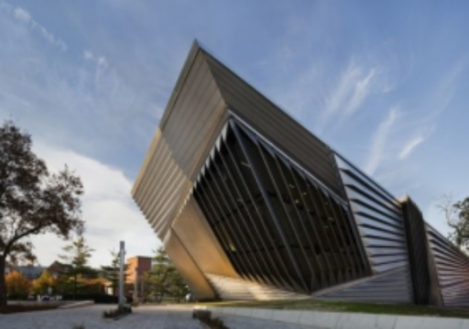 Диалог геометрий в здании Broad Art Museum от Zaha Hadid Architects. Фото