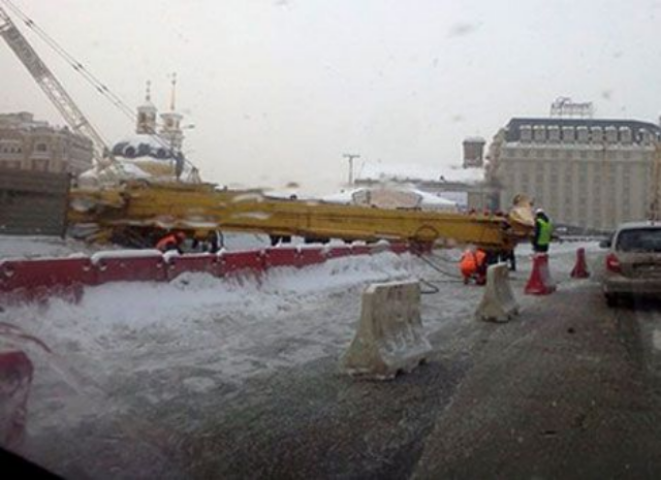 На Почтовой площади рухнула буровая установка