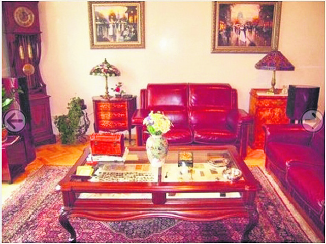 Андрей Ющенко продает пентхаус с картинами, позолотой и стариной. Фото