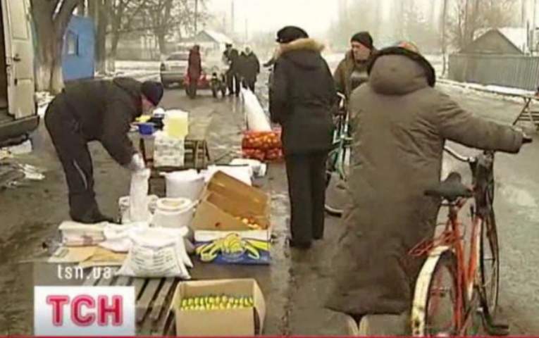 Украинцы затаривались перед концом света консервами, свечами и искали места в бункерах