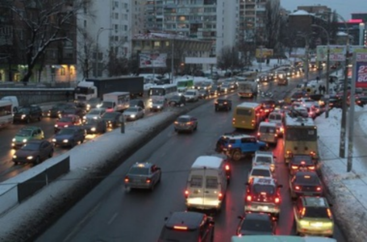 Киев каждый день стоит в новогодней пробке