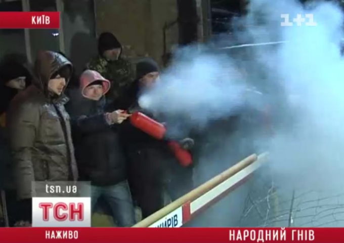 В Киеве охранники стоянки атаковали автовладельцев перцовым газом