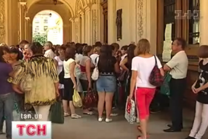 Километровые очереди в киевском БТИ бьют все рекорды