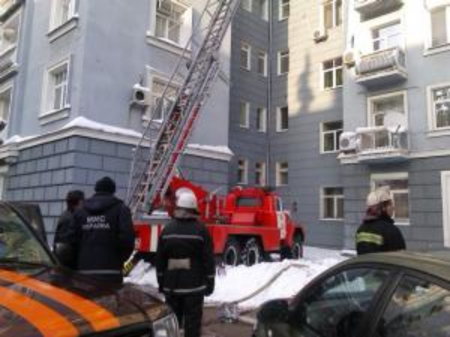 Возле Нацбанка загорелась мансарда многоэтажки