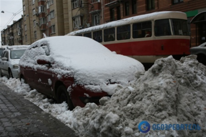 Зима в Киеве: падают деревья, крыши, люди
