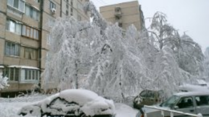 Снег в столице убирают в долг