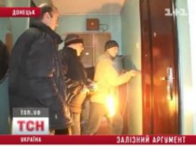 Коммунальщики выламывают двери должникам и выносят из домов мебель и технику