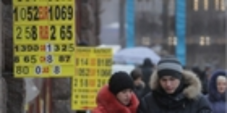 Украинцы сдают доллары, покупают гривну