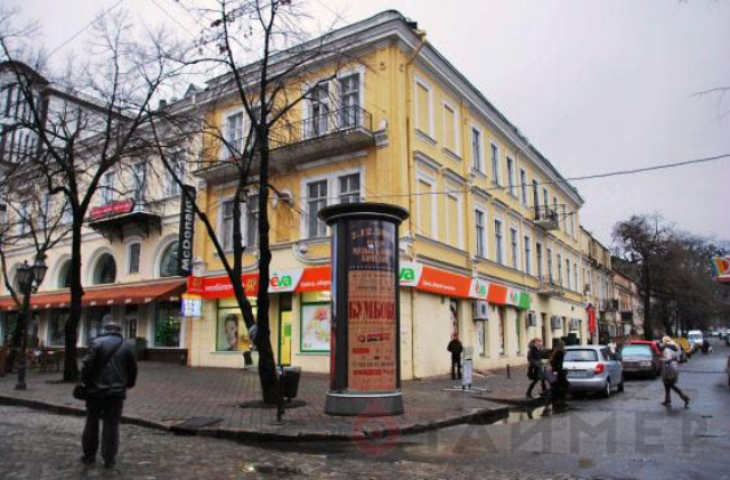 Мэрия борется с перестройкой памятника архитектуры на Дерибасовской. Не очень успешно. Фото