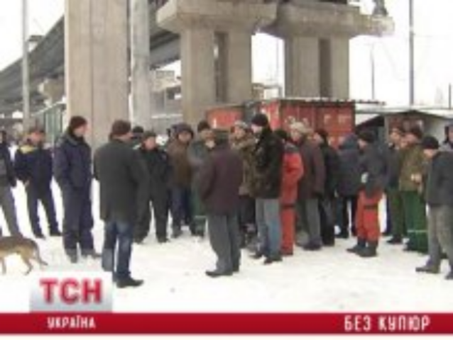 На строительстве моста в Киеве рабочим не платят с мая