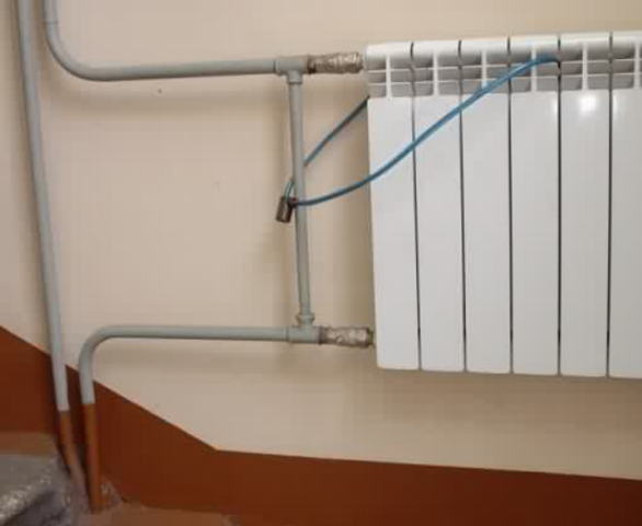 Киевскую новостройку ЖЭК растягивает по кускам - начали с батарей