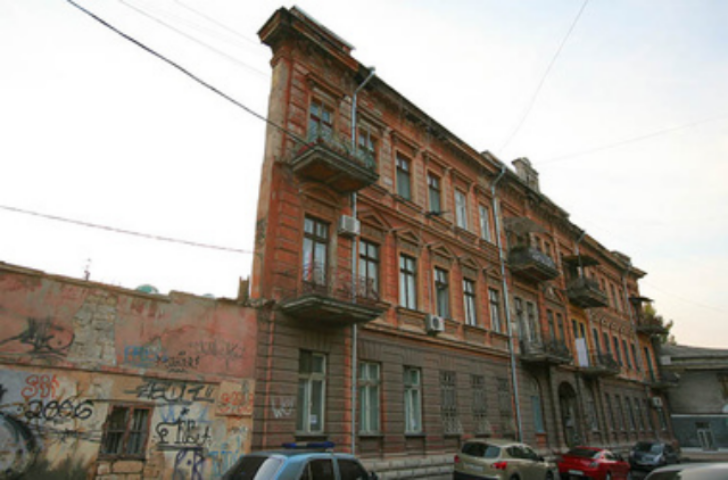 Владелец VIP-коттеджа возле дома-стены в Одессе согласился убрать один этаж