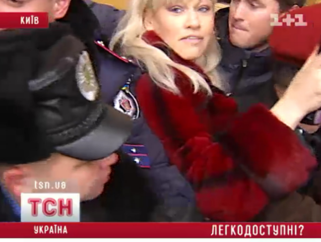 Столичные активисты брали штурмом "закрытый" Киевсовет