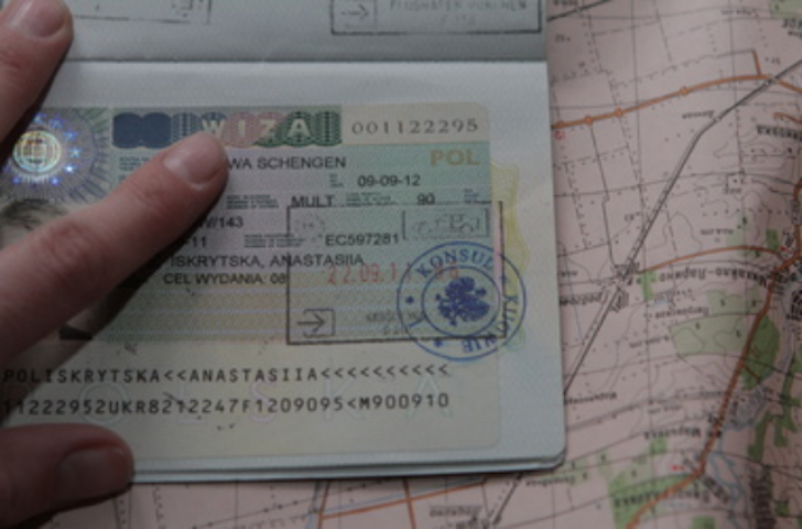 Биометрическим паспортам быть: Янукович подписал закон