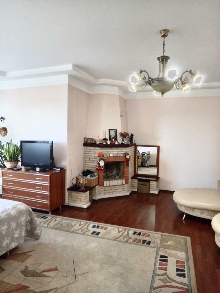 Продаж 5-кімнатної квартири 173 м², Виконкомівська вул., 7