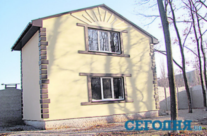 На Харьковщине муж и жена на несколько дней закрылись в своем особняке, чтобы его не снесли 