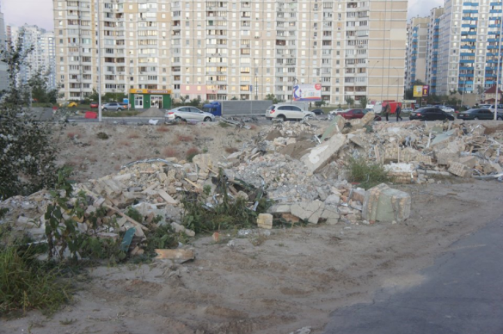На Позняках в озеро на проспекте Григоренко начали свозить строительный мусор