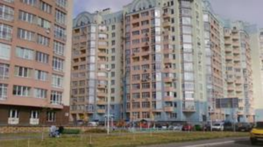 Азаров объяснил разницу между доступным и недоступным жильем 