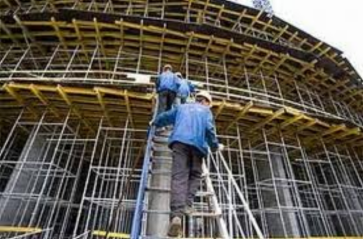Азаров поручил предотвратить дальнейшее сокращение строительства