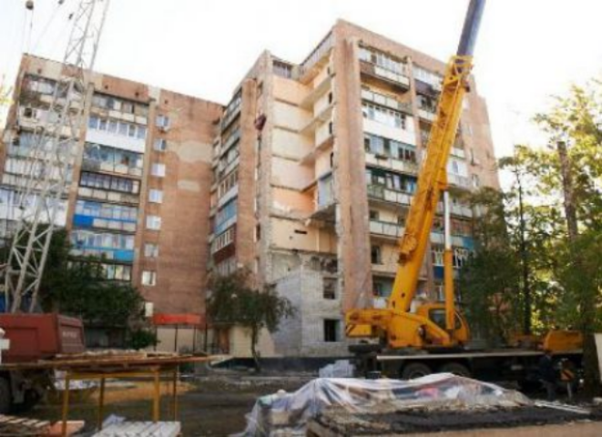 Вокруг взорвавшегося дома наводят марафет. Фото