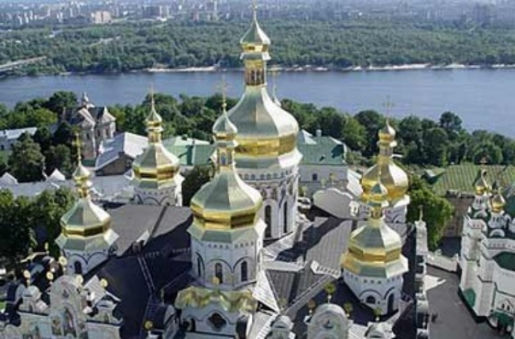 В Лавре возле пещер строят бетонное здание, говорят, законно
