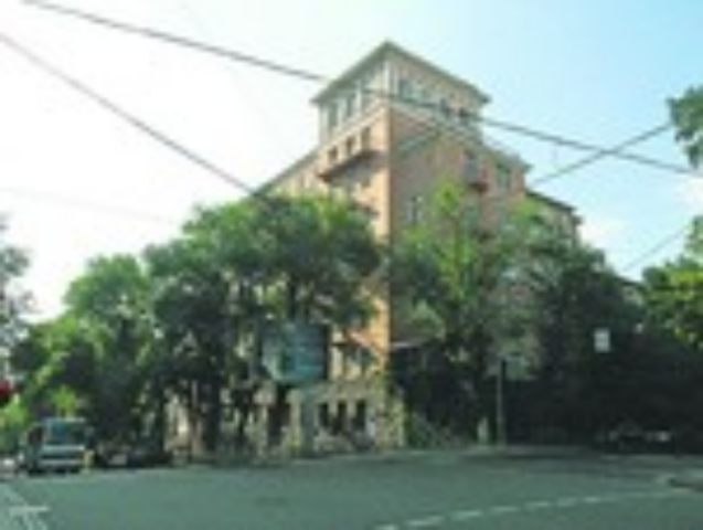 Сколько в Киеве стоит квартира с видом на политика и звезду