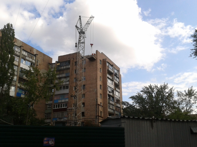 Взорвавшийся дом в Харькове разбирают по кирпичам, а жертвам – несут суп и лекарства