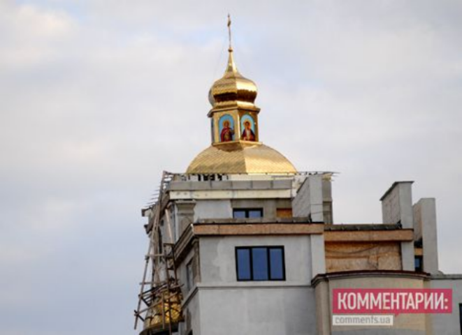 Запрещенную церковь на крыше столичной высотки продолжают строить