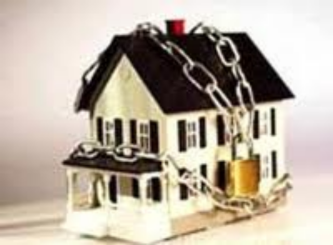 Аферисты переписали на себя квартиру пока муж ездил навестить мать